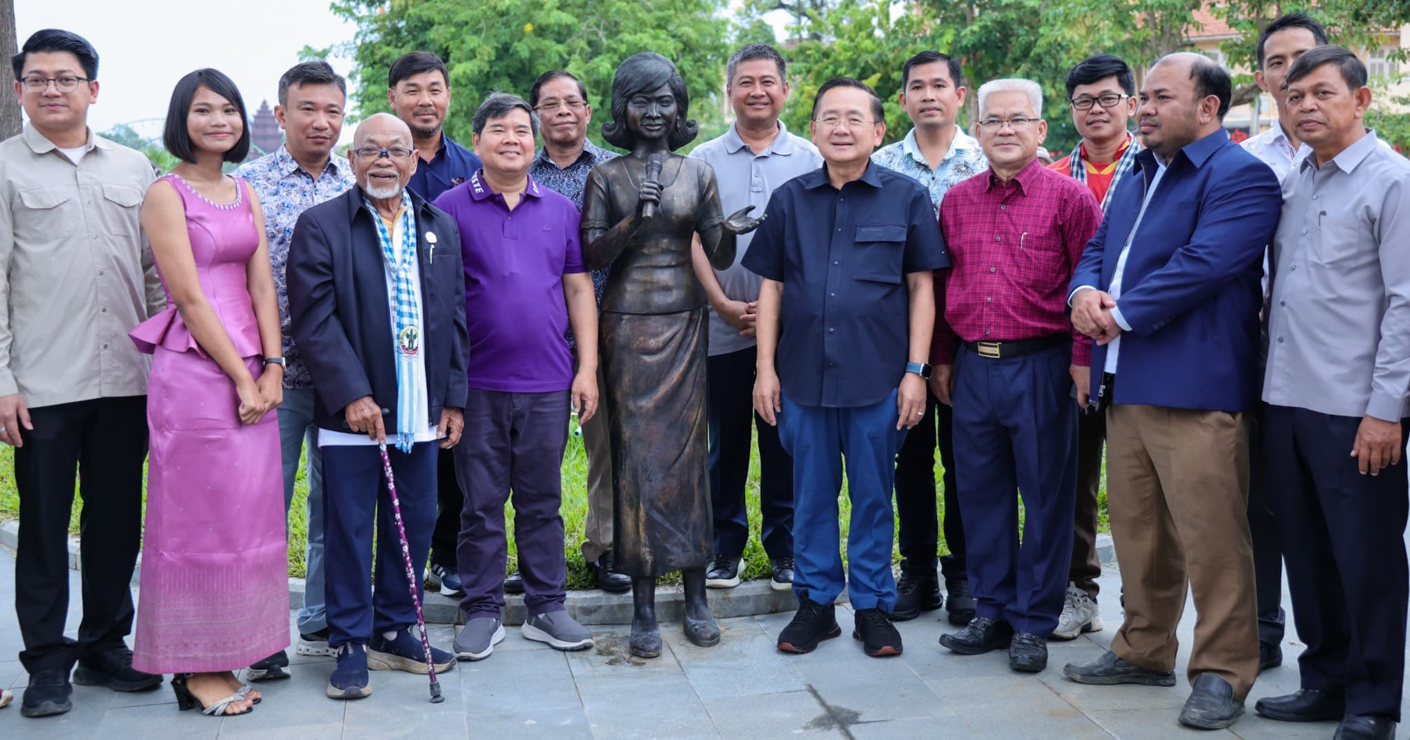 រូបសំណាកសិល្បការិនីជំនាន់ដើមចំនួន៣រូប ត្រូវបានធ្វើពិធីបើកស្បៃ ដាក់បង្ហាញដល់សាធារណៈជន  នៅបរិវេណសួនសិល្បៈ ក្នុងការលើកតម្កើងនូវស្នាដៃ និងតម្លៃសិល្បៈខ្មែរកាន់តែលេចធ្លោថែមទៀត សម្រាប់ខេត្តបាត់ដំបង
