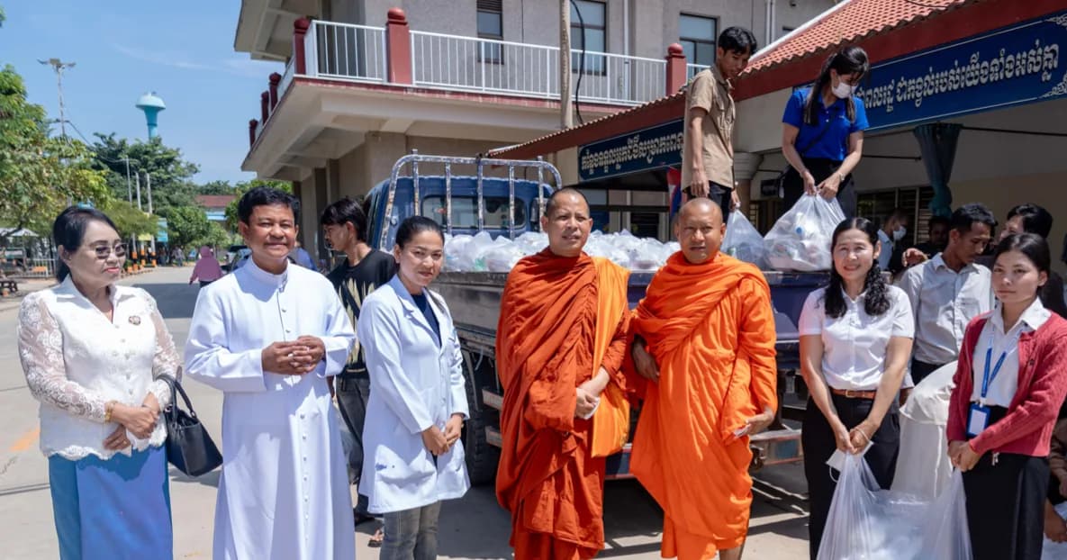 សាខាពុទ្ធិកសាកលវិទ្យាល័យព្រះសីហនុរាជ ខេត្តបាត់ដំបង បានរៀបចំកញ្ចប់អាហារប្រមាណ៧០០កញ្ចប់ យកទៅចែកជូនដល់អ្នកជម្ងឺ ដែលកំពុងសម្រាកព្យាបាល នៅមន្ទីរពេទ្យបង្អែកខេត្តបាត់ដំបង និងមន្ទីរពេទ្យយោធភូមិ៥ ហៅពេទ្យពពីរ