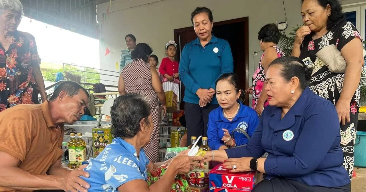 លោកជំទាវ ជ័យ ណារី អ៊ុំ រាត្រី ចុះសួរសុខទុក្ខ និងនាំយកអំណោយចែកជូនប្រជាពលរដ្ឋក្រីក្រ និងចាស់ជរា