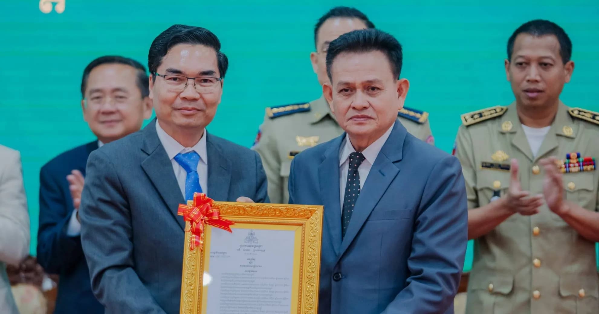 រាជរដ្ឋាភិបាលកម្ពុជា បានសម្រេចតែងតាំងលោក ទេព ហន អភិបាលស្រុកមោងឫស្សី  មកជាអភិបាលរងនៃគណៈអភិបាលខេត្តបាត់ដំបង ជំនួសលោក ផេង សិទ្ធី ដែលត្រូវបានចូលនិវត្តន៍
