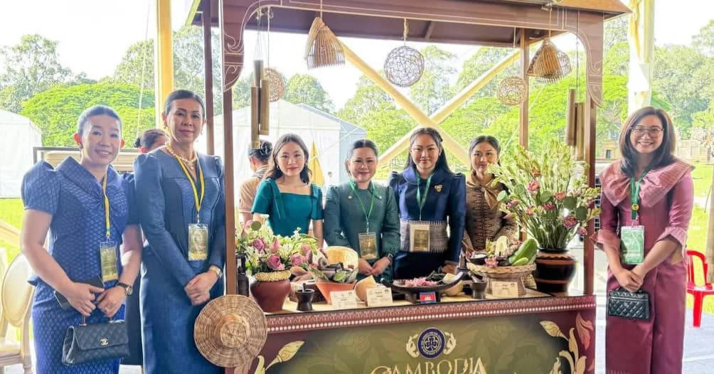 លោកជំទាវ ម៉េត រ៉ាវីចិត្រ សុខ លូ ដឹកនាំសមាជិកាសាខាខេត្ត តាំងបង្ហាញវប្បធម៌ និងផលិតផលខ្មែររបស់អ្នកខេត្តបាត់ដំបង ក្នុងកម្មវិធី «រាត្រីកម្ពុជា» នៅខេត្តសៀមរាប