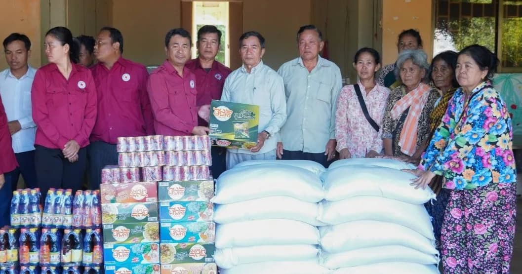 ប្រជាពលរងគ្រោះដោយជំនន់ទឹកភ្លៀង ដែលជម្លៀសមកទីទួលសុវត្ថិភាព ចំនួន ៧២គ្រួសារ  រស់នៅឃុំហប់ បានទទួលអំណោយមនុស្សធម៌ ពីអនុសាខាកាកបាទក្រហមកម្ពុជាស្រុកគាស់ក្រឡ