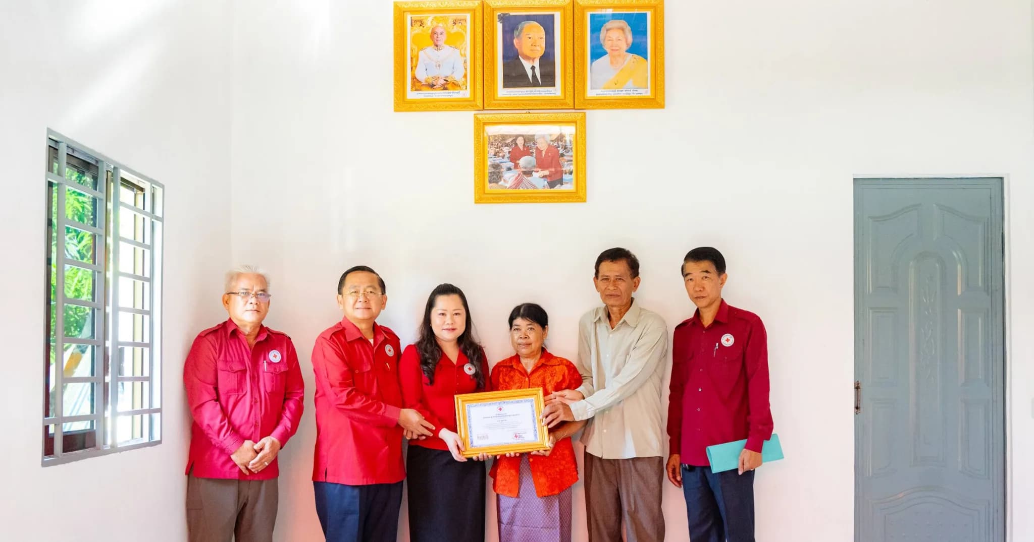 ឯកឧត្តម សុខ លូ និងលោកជំទាវ អញ្ជើញប្រគល់ផ្ទះមនុស្សធម៌១ ខ្នងនិងចែកអំណោយជូនដល់គ្រួសារងាយរងគ្រោះបំផុតចំនួន៥០គ្រួសារនៅស្រុកសង្កែ