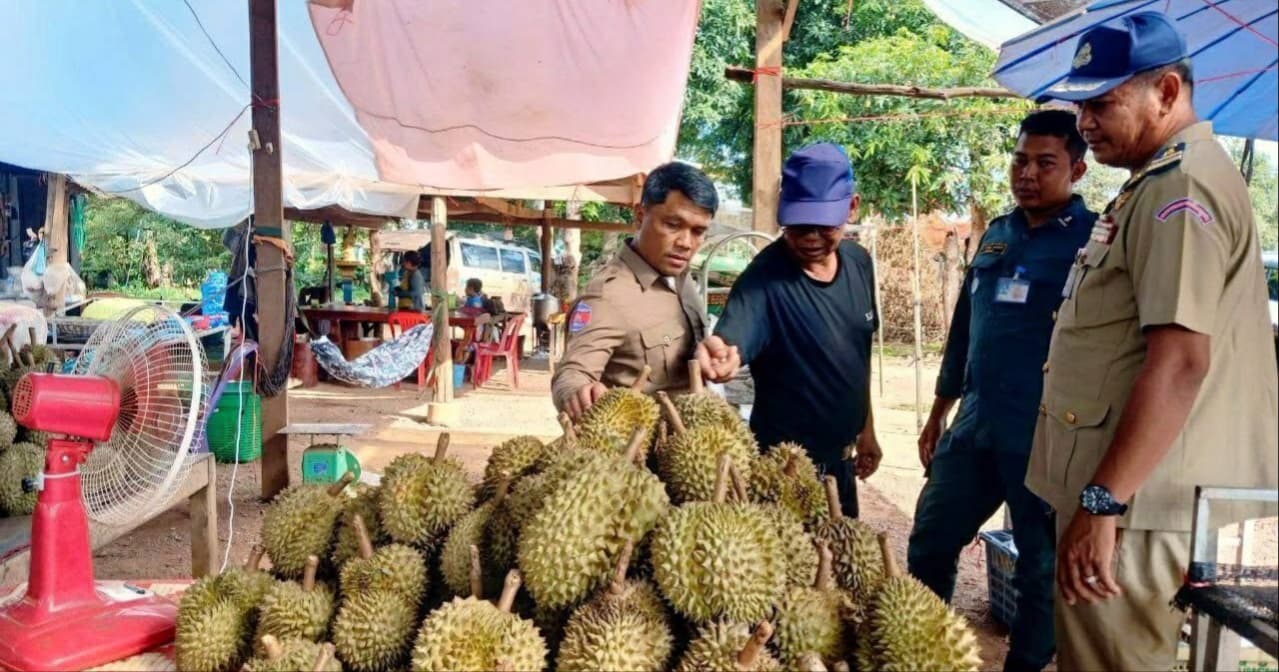 អាជ្ញាធរស្រុកសំឡូត ចុះស្រាវជ្រាវបន្ទាន់ក្រោយមានការសង្ស័យនាំចូលទុរេនពីក្រៅ ដើម្បីបន្លំលក់ជា «ទុរេនសំឡូត»