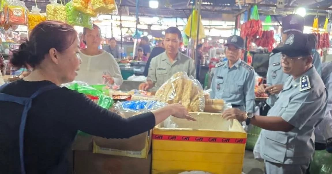 មន្ត្រីជំនាញ ដកហូតពពុះសណ្ដែក និងបង្អែមជិត៣០គ.ក្រ នៅផ្សារបឹងឈូក ក្រុងបាត់ដំបង បន្ទាប់ពីបានរកឃើញមានផ្ទុកសារធាតុគីមីហាមឃាត់ Borax