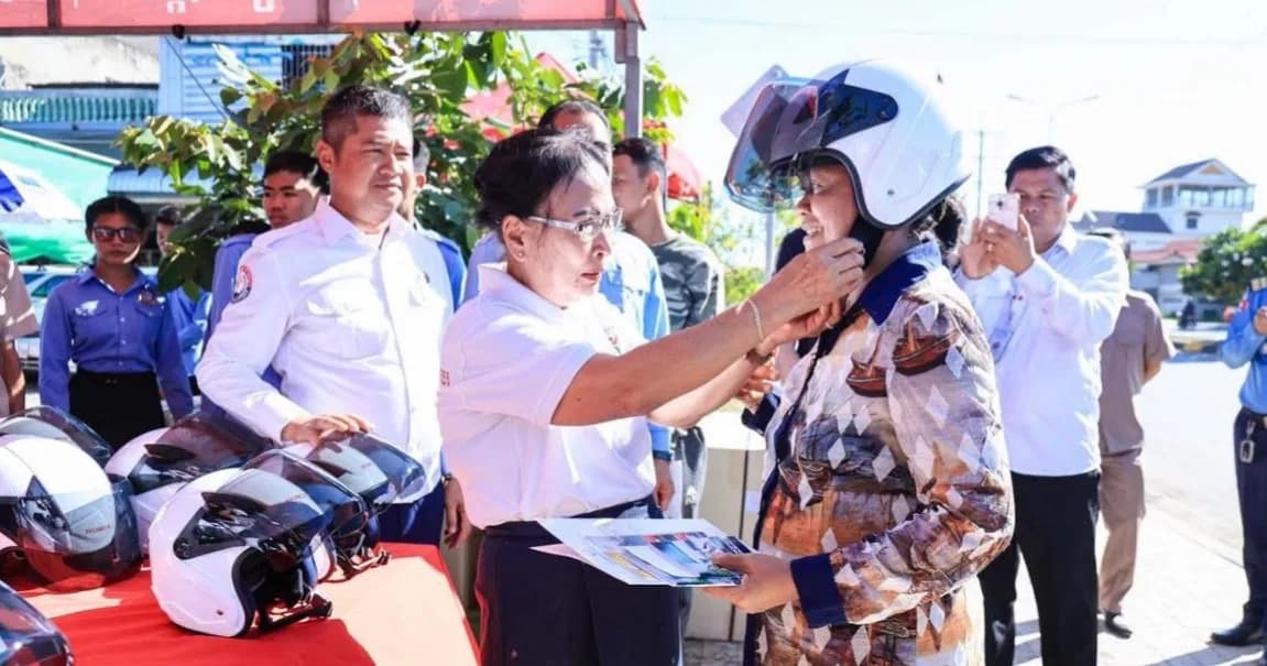 រដ្ឋលេខាធិការក្រសួងសាធារណការ និងដឹកជញ្ជូន បានអញ្ជើញចុះធ្វើយុទ្ធនាការអប់រំផ្សព្វផ្សាយ អំពីសុវត្ថិភាពចរាចរណ៍ផ្លូវគោក ការពាក់មួកសុវត្ថិភាព និងការបង្កើនសុវត្ថិភាពតាមរយៈ ការបើកភ្លើងស្វ័យប្រវត្តិពេលថ្ងៃ(AHO)
