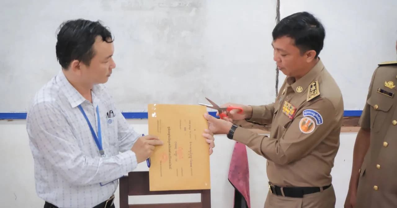 លោក ស្រី សុភ័ក្រ្ត អញ្ជើញ បើកវិញ្ញាសារប្រឡងសញ្ញាបត្រមធ្យមសិក្សាទុតិយភូមិនៅសាលាគរុកោសល្យ និងវិក្រឹត្យការខេត្តកំពង់ចាម
