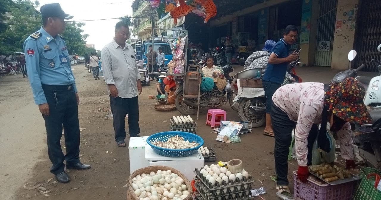 អាជ្ញាធរក្រុងកំពង់ចាម បន្តចុះរៀបចំសណ្តាប់ធ្នាប់សាធារណៈ នៅគោលដៅ ផ្សារបឹងកុក