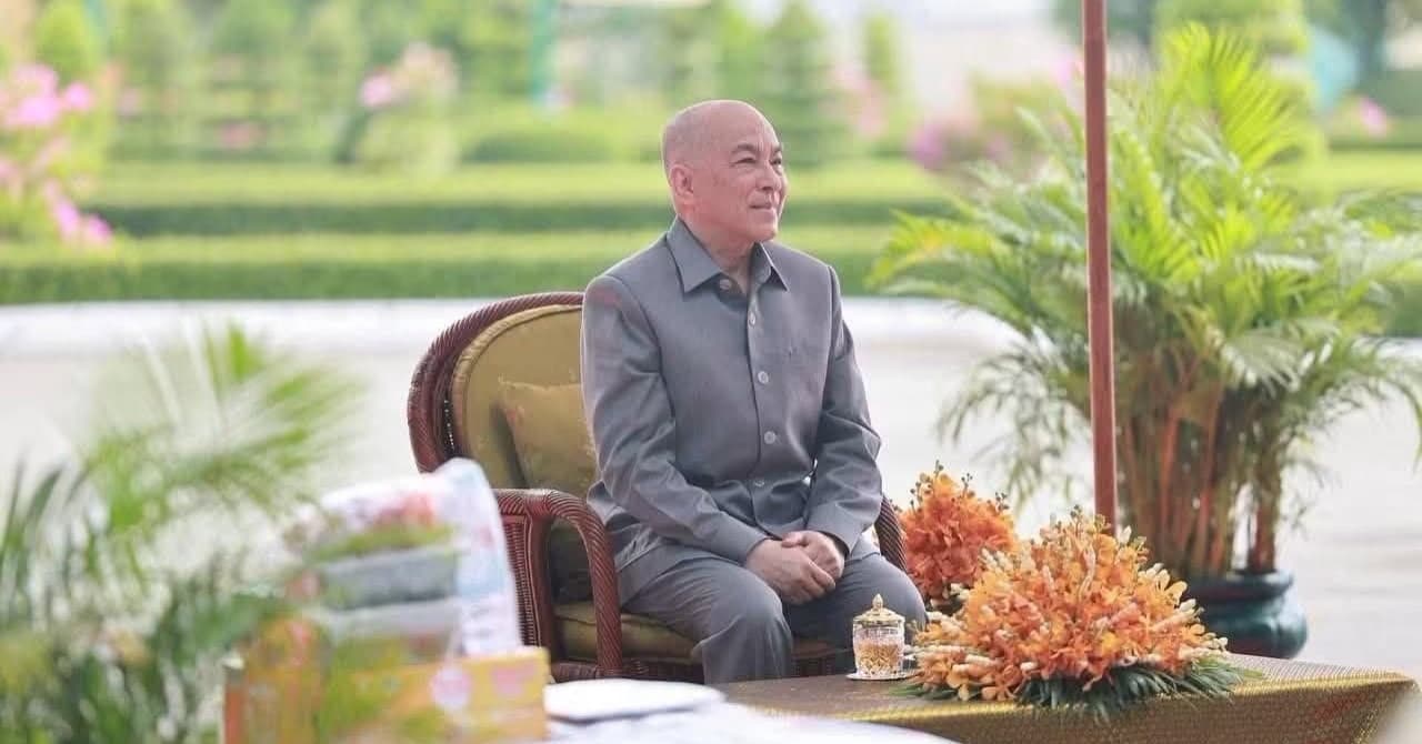 ព្រះករុណា ព្រះបាទសម្តេចព្រះបរមនាថ នរោត្តម សីហមុនី ព្រះមហាក្សត្រនៃព្រះរាជាណាចក្រកម្ពុជា ជាទីគោរពសក្ការៈដ៏ខ្ពង់ខ្ពស់បំផុត ព្រះអង្គបានសព្វព្រះរាជហឬទ័យស្តេចយាងជាព្រះ រាជាធិបតីដ៏ខ្ពង់ខ្ពស់បំផុត ក្នុងព្រះរាជពិធីសម្ពោធជានិមិត្តរូបតាមរូបភាព ដែលជាព្រះរាជសមិទ្ធិផលដ៏ថ្លៃថ្លារបស់ព្រះករុណាព្រះមហាក្សត្រ