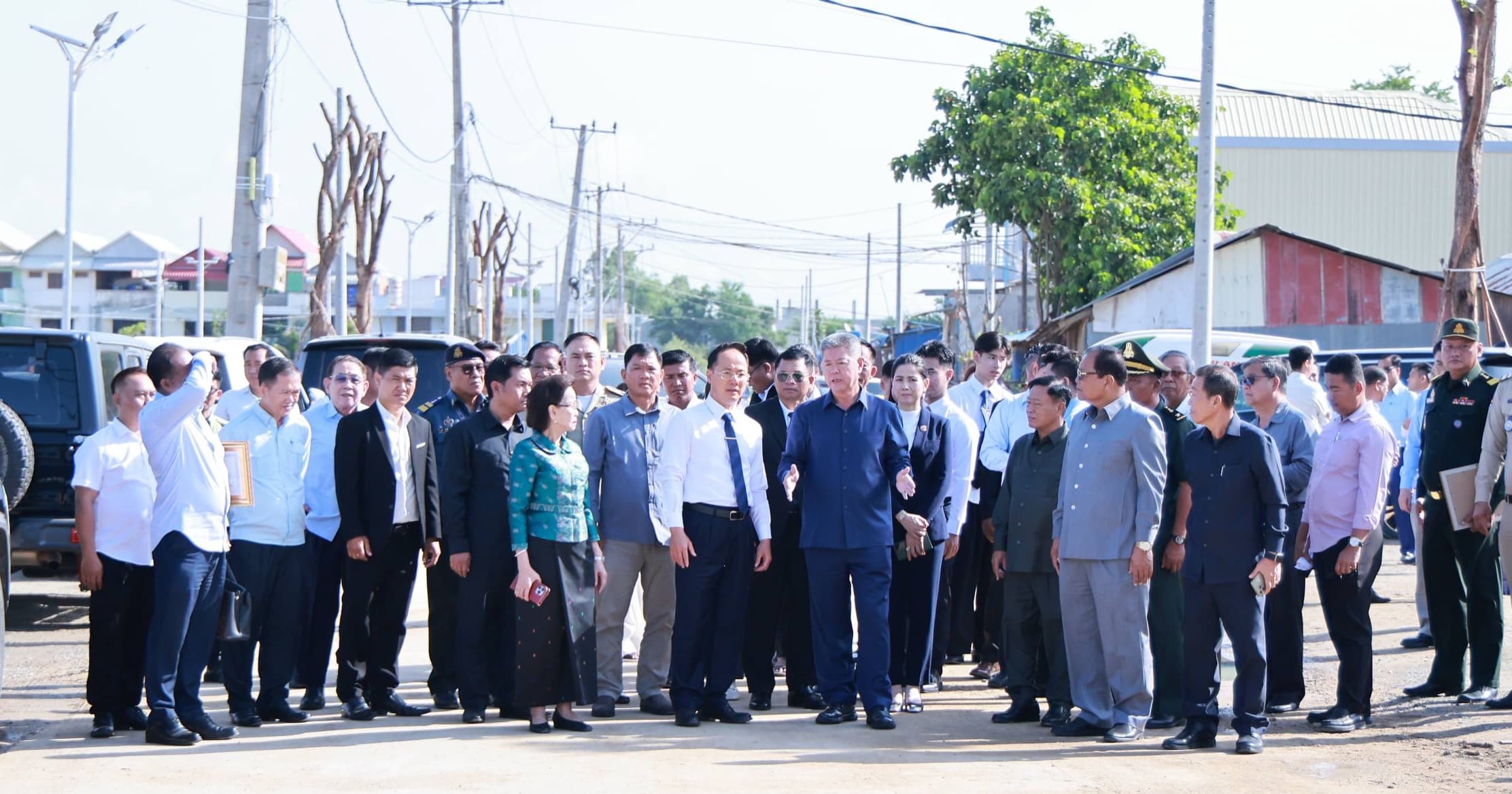 ផ្លូវបេតុងអាមេ ១ខ្សែ ប្រវែង ១០០០ម៉ែត្រ នៅភូមិលេខ២ សង្កាត់ស្វាយរលំ ក្រុងតាខ្មៅ ត្រូវបានបើកការដ្ឋានសាងសង់