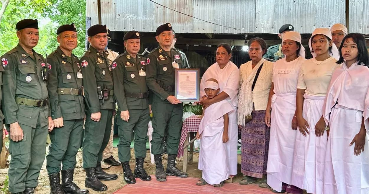លោក​ឧត្ដមសេនីយ៍​ត្រី​ សឿម​ សារិទ្ធ​ បាន​ចាត់​តំណាងចូល​រួម​គោរព​វិញ្ញាណក្ខន្ធ​ និង​​នាំ​យក​ថវិកា​របស់​សមាគម​មិត្ត​នគរបាល​ជាតិ​កម្ពុជា​ប្រគល់​ជូន​ដល់​តំណាង​គ្រួសារ​សព​លោក​អនុសេនីយ៍ឯក​ ឈិត​ ខាន់​