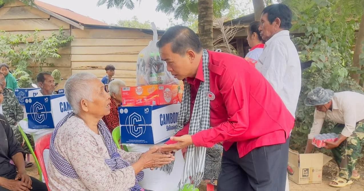 អនុសាខាកាកបាទក្រហមកម្ពុជា ស្រុកបាណន់ បាននាំយក អំណោយមនុស្សធម៌ របស់សប្បុរសជន ផ្តល់ជូនគ្រួសារ ប្រជាពលរដ្ឋងាយរងគ្រោះបំផុតចំនួន១០គ្រួសារ នៅឃុំចែងមានជ័យ