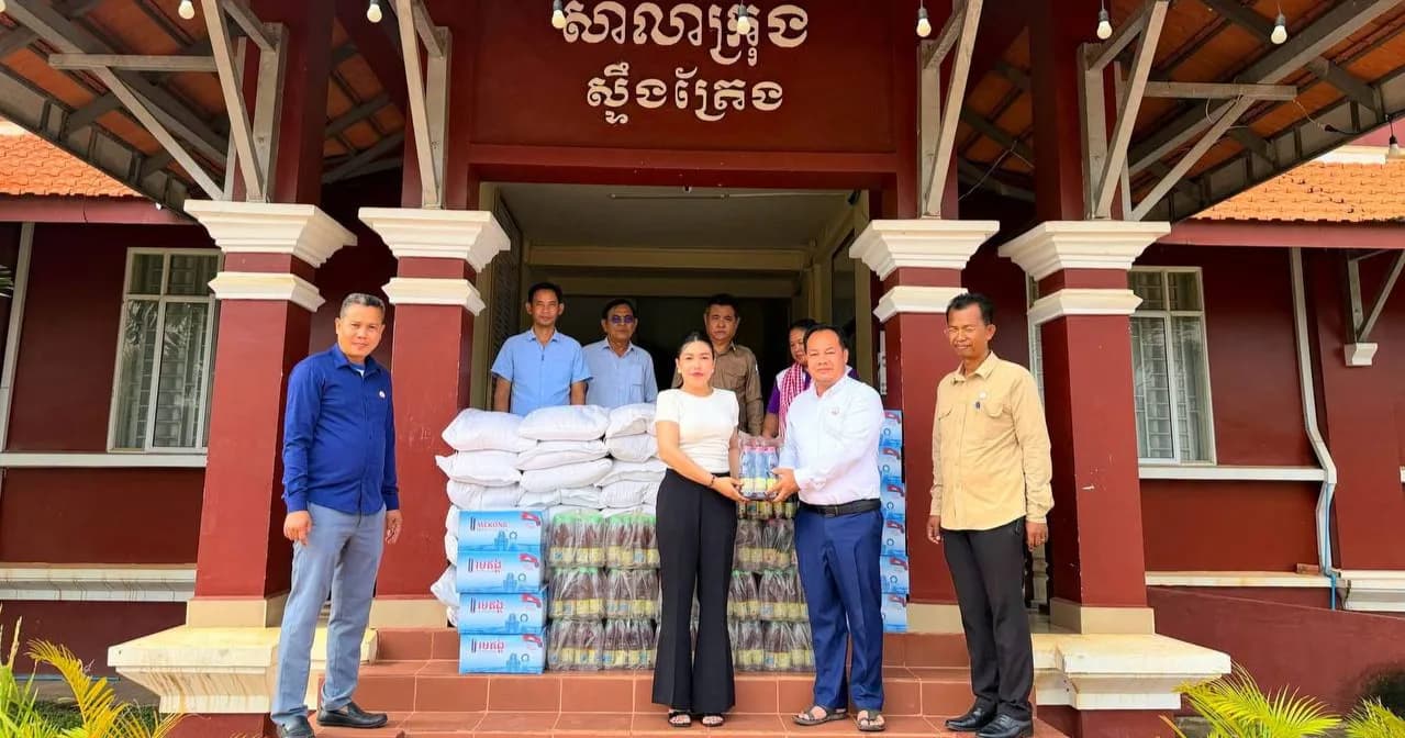 ក្រុមហ៊ុន ស្រូយ រស្មី ពាណិជ្ជ ផ្តល់ជំនួយសម្ភារៈសង្គ្រោះបឋម និងគ្រឿងឧបភោគ បរិភោគ ជូនរដ្ឋបាលក្រុងស្ទឹងត្រែង