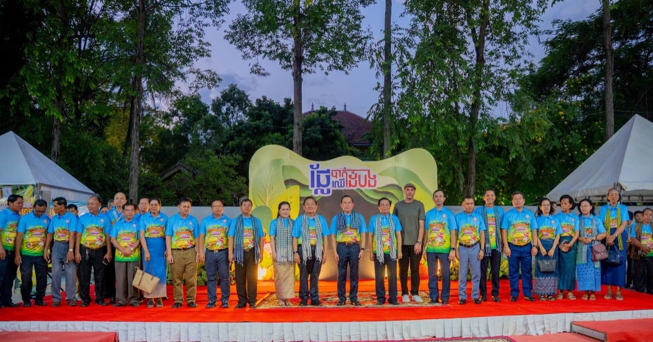 រដ្ឋបាលខេត្តបាត់ដំបងបើកដំណើរការពិព័រណ៍ផ្លែឈើប្រកបដោយភាពអធិកអធម និងមានអ្នកចូលរួមយ៉ាងច្រើនកុះករ