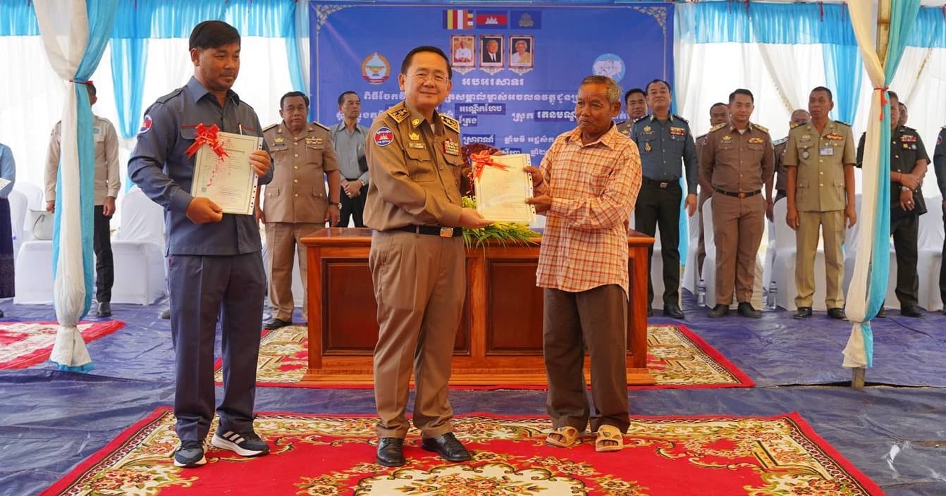 ឯកឧត្តម សុខ លូ អញ្ជើញជាអធិបតីក្នុងពិធីចែកវិញ្ញាបនបត្រសម្គាល់ម្ចាស់អចលនវត្ថុចំនួន ៣,៧០៤បណ្ណ ជូនប្រជាពលរដ្ឋ ១, ៧៧៩គ្រួសារ នៅស្រុករតនមណ្ឌល