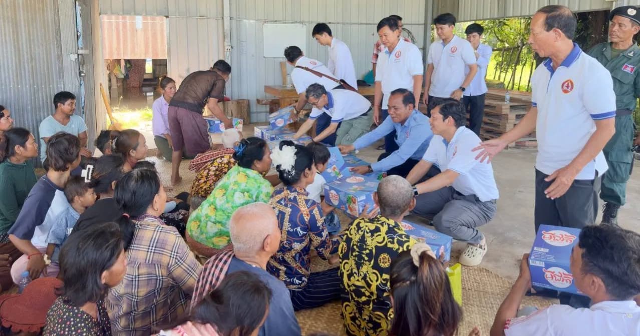 ក្រុមការងារចុះជួយឃុំស្នាអន្សា នាំយកអំណោយសង្គ្រោះបន្ទាន់របស់រដ្ឋបាលស្រុក ចែកជូនគ្រួសាររងគ្រោះដោយទឹកជំនន់ចំនួន ២៥០គ្រួសារ