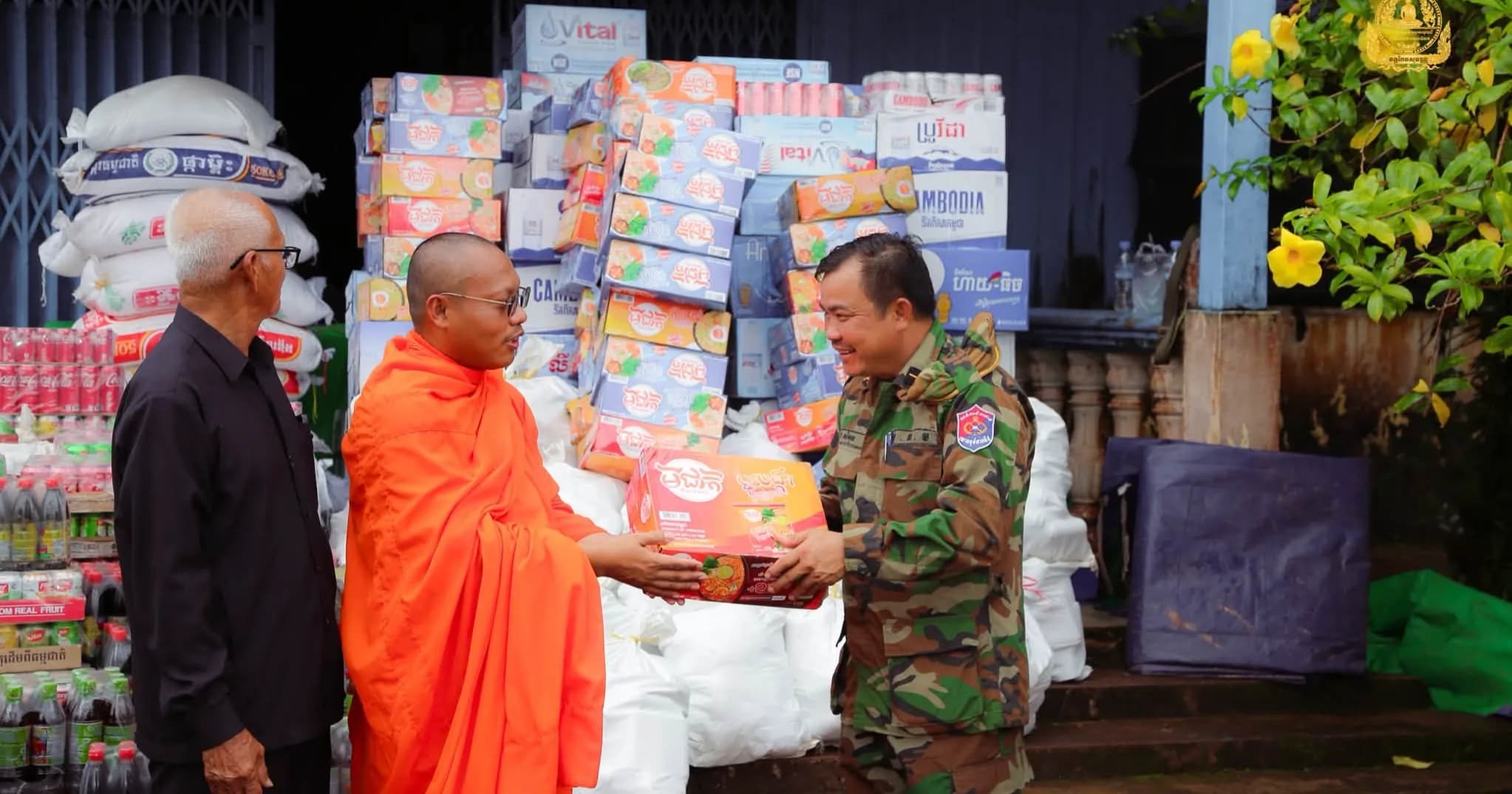 ព្រះចៅអធិការវត្តកែវសុវណ្ណ នាំយកទេយ្យទានពីបុណ្យភ្ជុំបិណ្ឌ ប្រគល់ជូនវីរកងទ័ពជួរមុខនៅថ្មដា ស្រុកវាលវែងខេត្តពោធិ៍សាត់