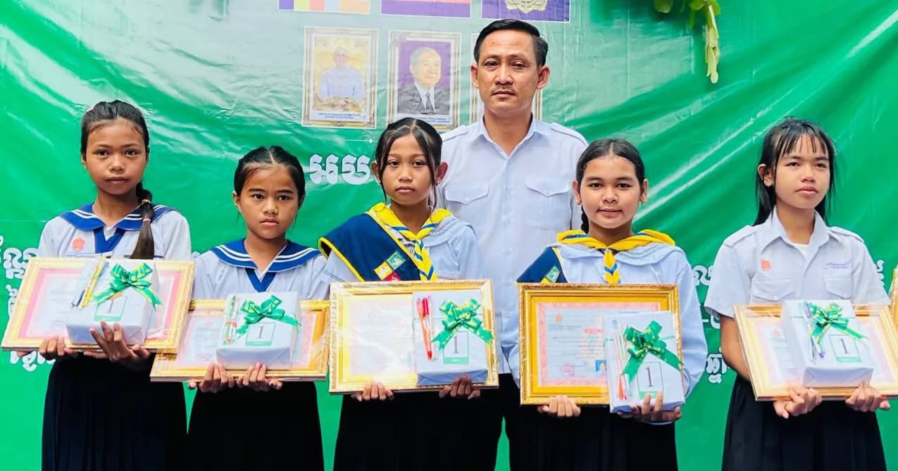 គណៈគ្រប់គ្រង និងលោកនាយកសាលាបឋមសិក្សា ហ៊ុន សែនខ្នាចរមាស បានរៀបចំពិធីចែកបណ្ណសសើរ និងរង្វាន់ដល់សិស្សានុសិស្ស ដែលជាប់ចំណាត់ថ្នាក់ពីលេខ១ដល់លេខ៥ ក្នុងឆ្នាំសិក្សា២០២៥-២០២៦