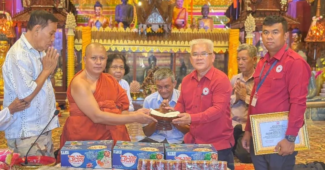 ព្រះសង្ឃ និងគណៈកម្មការវត្តក្តុល នាំយកអំណោយមនុស្សធម៌ប្រគល់ជូនសាខាកាកបាទក្រហមកម្ពុជាខេត្តបាត់ដំបង