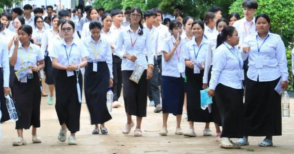 កម្រងរូបភាពបេក្ខជនចេញពីមណ្ឌលប្រឡងពោរពេញដោយស្នាមញញឹម និងក្ដីសង្ឃឹមក្នុងការជួបជុំជាមួយឪពុក ម្ដាយ អាណាព្យាបាល បងប្អូន អុំ ពូ មីង ក្រោយបញ្ចប់ការប្រឡងពេលព្រឹកនៃថ្ងៃទី២ ក្នុងដំណើរការប្រឡងសញ្ញាបត្រមធ្យមសិក្សាទុតិយភូមិ សម័យប្រឡង ១១ សីហា ២០២៦។