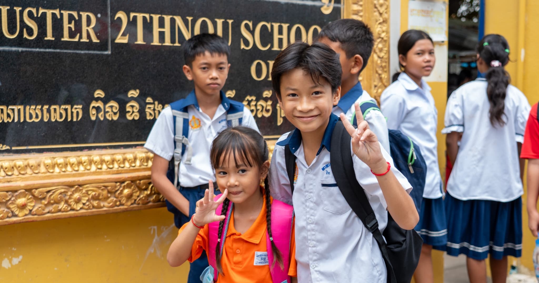 រំលឹកកុមារភាព៖ ស្នាមញញឹម របស់កុមារនៅមុខសាលាបឋមសិក្សា២ធ្នូ