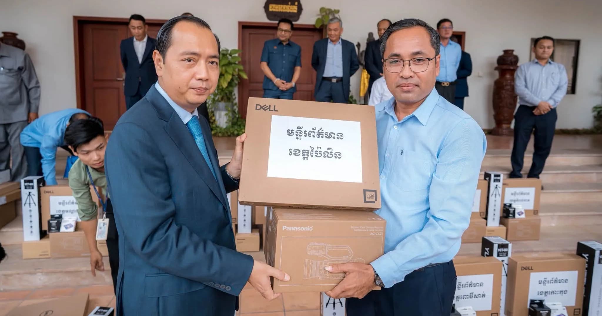រដ្ឋមន្ត្រីក្រសួងព័ត៌មាន ប្រគល់ឧបករណ៍បច្ចេកទេសជូនបណ្តាមន្ទីរព័ត៌មានរាជធានី-ខេត្ត ដើម្បីពង្រឹងប្រសិទ្ធភាពការងារ