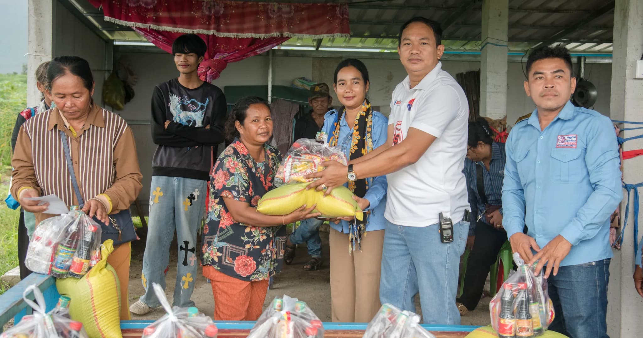 ប្រធានមន្ទីរព័ត៌មានខេត្តពោធិ៍សាត់ ចុះសួរសុខទុក្ខ និងនាំយកអំណោយចែកជូនគ្រួសារអតីតយុទ្ធជន ៨គ្រួសារ ក្នុងឱកាសបុណ្យភ្ជុំបិណ្ឌ