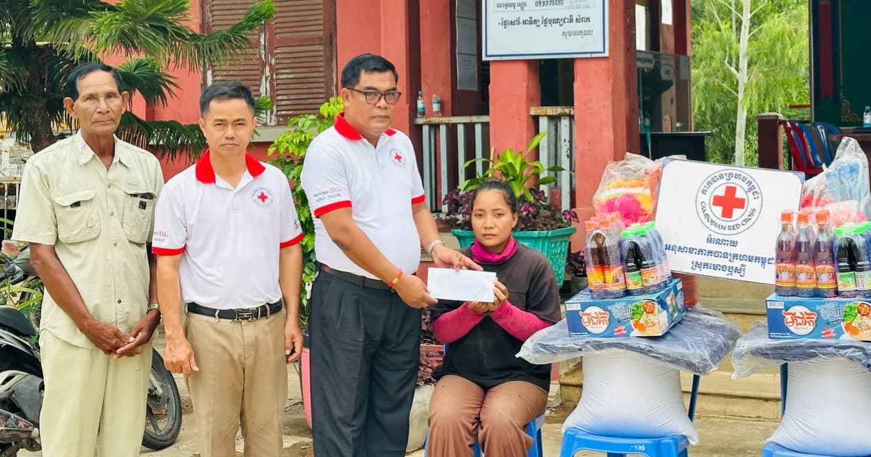 ប្រជាពលរដ្ឋរងគ្រោះដោយខ្យល់កន្រ្តាក់ ចំនួន២គ្រួសារ នៅឃុំព្រៃតូច ទទួលបានអំណោយមនុស្សធម៌ ពីអនុសាខាកាកបាទក្រហមកម្ពុជាស្រុកមោងឬស្សី