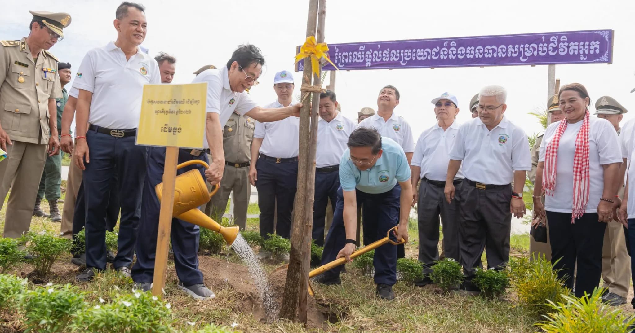 ឯកឧត្តម អ៊ុយ រី និងឯកឧត្តម សុខ លូ អញ្ជើញជាអធិបតីក្នុងពិធីបំផុសចលនាដាំដើមឈើដើម្បីរក្សាស្មារតីរុក្ខទិវាថ្នាក់ខេត្តនៅភូមិគោករកា ឃុំដូនបា ស្រុកគ្រាស់ក្រឡ