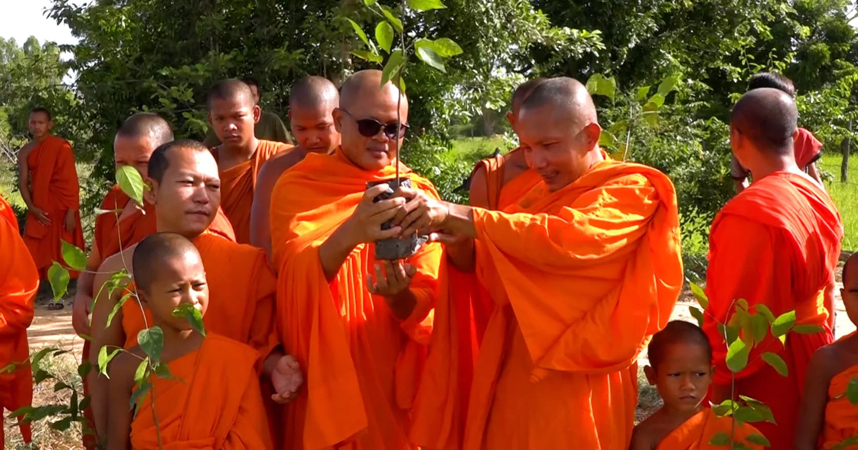 ព្រះអនុគណស្រុកបាកាននិមន្តដាំកូនឈើជាង២០០ដើម ក្រោមប្រធានបទ រួមគ្នាថែរក្សារុក្ខជាតិ ដើម្បីទេសចរណ៍ធម្មជាតិ បែបជំនឿសាសនា និងប្រពៃណីនៅវត្តភូមិភ្នៅ ឃុំស្នាមព្រះ ស្រុកបាកាន