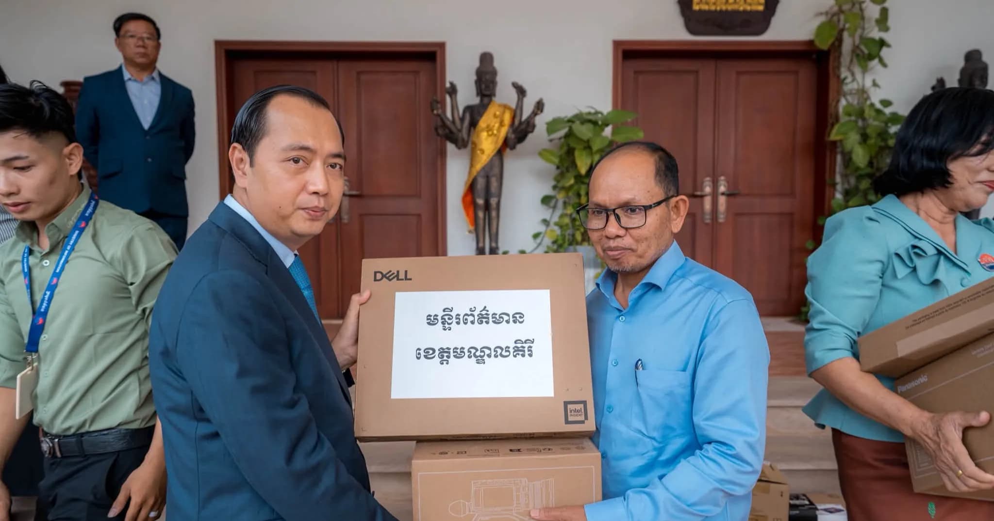 ថ្នាក់ដឹកនាំមន្ទីរព័ត៌មានខេត្តមណ្ឌលគិរី ទទួលបានសម្ភារៈបច្ចេកទេសបម្រើឱ្យការផ្សព្វផ្សាយ ពីឯកឧត្តម រដ្ឋមន្ត្រីក្រសួងព័ត៌មាន