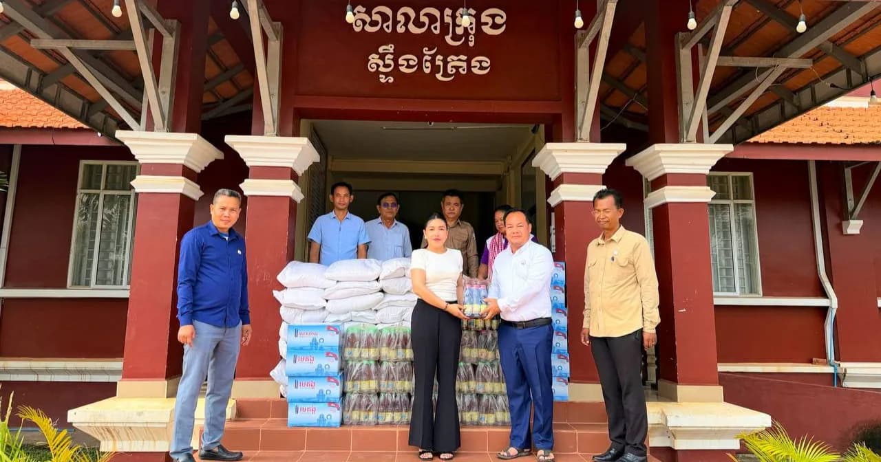 ក្រុមហ៊ុន ស្រូយ រស្មី ពាណិជ្ជ ផ្តល់ជំនួយសម្ភារៈសង្គ្រោះបឋម និងគ្រឿងឧបភោគ បរិភោគ ជូនរដ្ឋបាលក្រុងស្ទឹងត្រែង