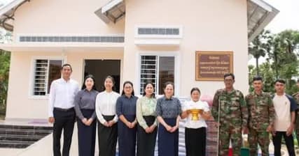 លោកជំទាវបណ្ឌិត ពេជ ចន្ទមុន្នី ហ៊ុនម៉ាណែតអញ្ជើញប្រគល់ផ្ទះថ្មី ចំនួន ៨ខ្នង ដែលជាអំណោយដ៏ថ្លៃថ្លារបស់ សម្តេចធិបតី និងលោកជំទាវបណ្ឌិតផ្ទាល់ ជូនដល់ក្រុមគ្រួសាររបស់វីរយុទ្ធជនពលី រស់នៅក្នុងខេត្តសៀមរាប