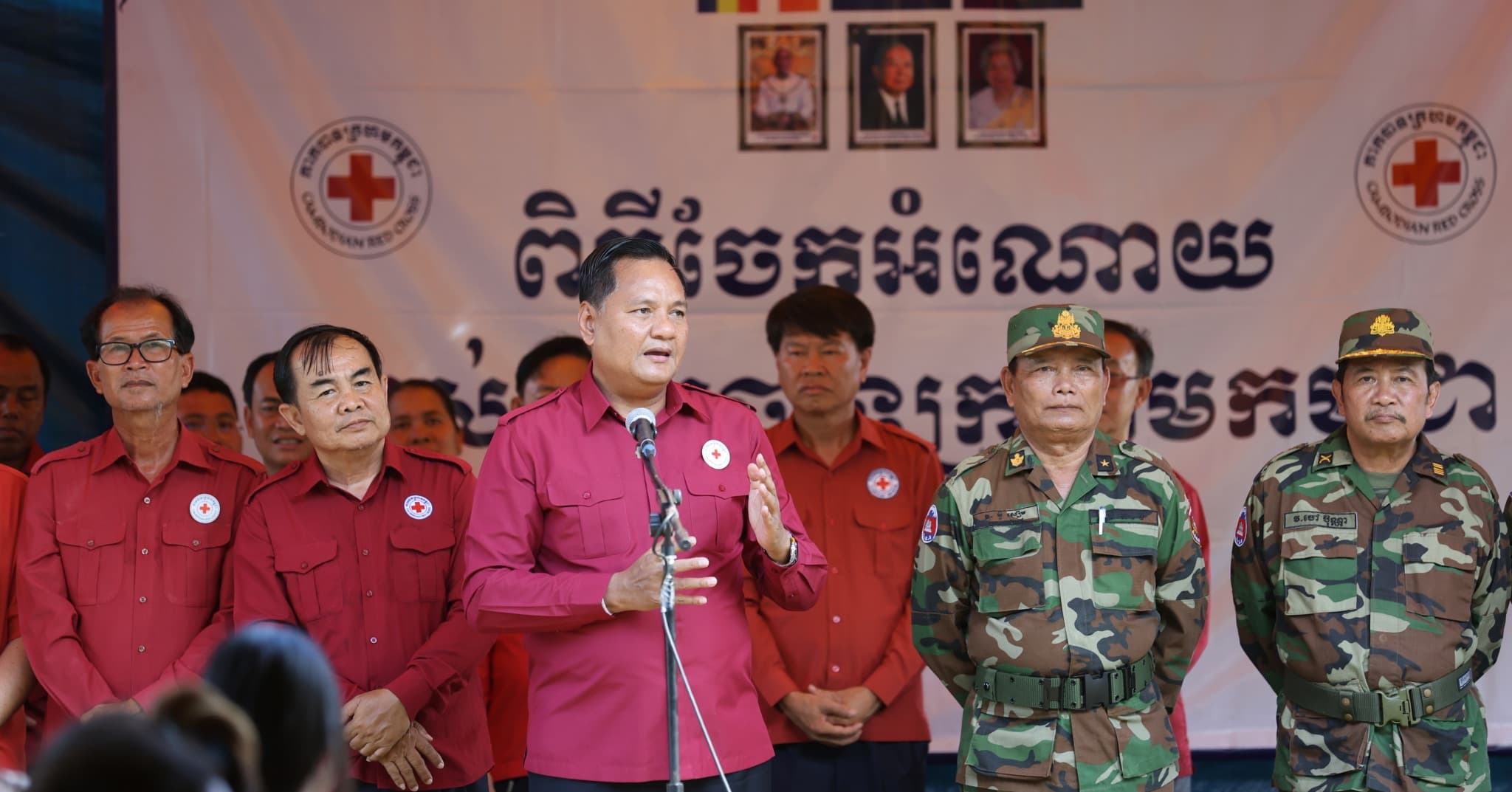 គ្រួសារវីរកងទ័ពជួរមុខ ៣០០គ្រួសារ ទទួលបានអំណោយមនុស្សធម៌ពីកាកបាទក្រហមកម្ពុជា។