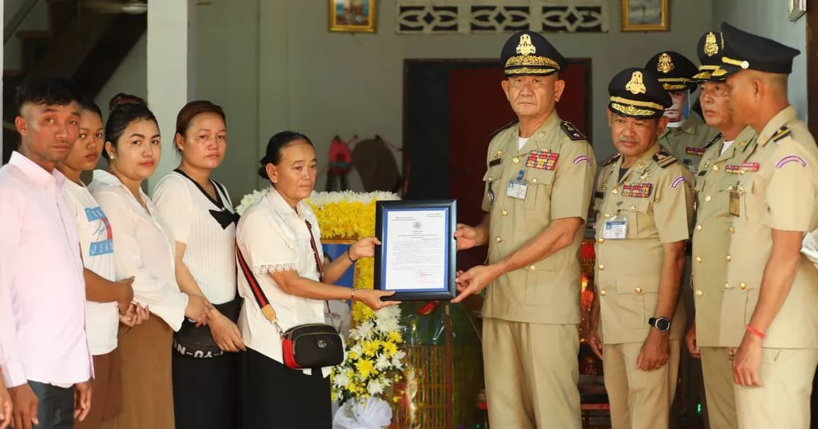 លោក​ឧត្ដមសេនីយ៍​ត្រី​ សឿម​ សារិទ្ធ​ បាន​ចាត់​តំណាងចូល​រួម​គោរព​វិញ្ញាណក្ខន្ធ​ និង​​នាំ​យក​ថវិកា​របស់​សមាគម​មិត្ត​នគរបាល​ជាតិ​កម្ពុជា​ប្រគល់​ជូន​ដល់​តំណាង​គ្រួសារ​សព​លោក​វរសេនីយ៍ត្រី​ ហៀម​ ហេង