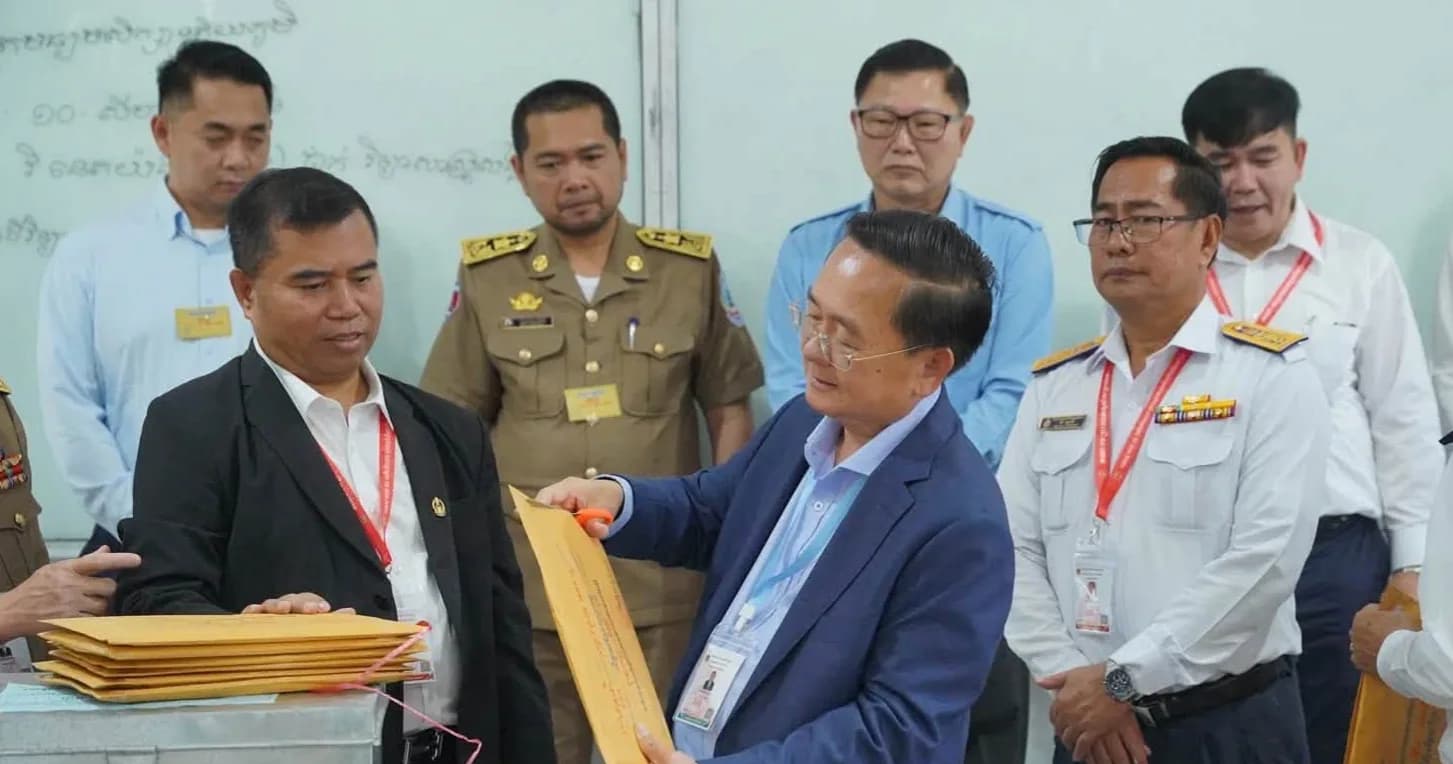 បេក្ខជននៅខេត្តបាត់ដំបង បានមកចូលរួមការប្រឡងសញ្ញាបត្រមធ្យមសិក្សាទុតិយភូមិ(បាក់ឌុប) សម័យប្រឡង១០ សីហា ២០៦ នៅតាមមណ្ឌលនានា ប្រកបទៅដោយទឹកមុខសប្បាយរីករាយ
