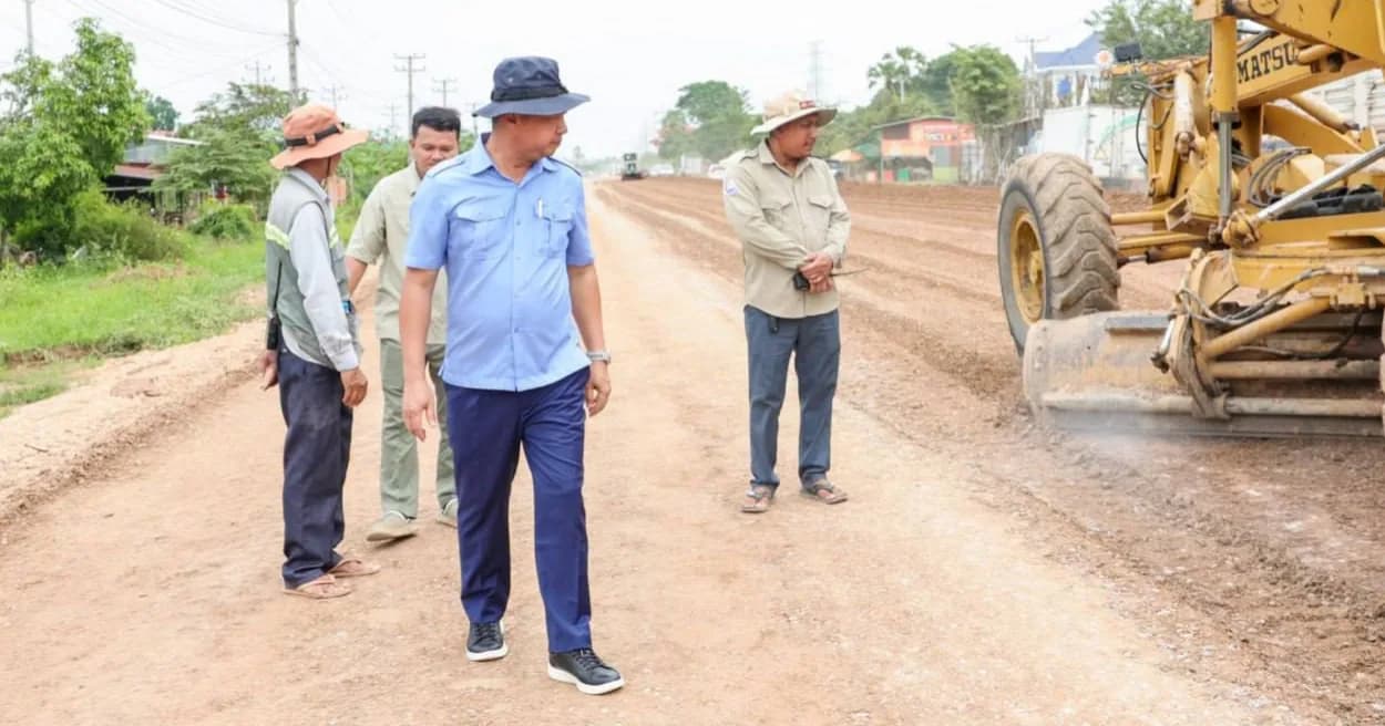 មន្ទីរសាធារណការ និងដឹកជញ្ជូនខេត្តបាត់ដំបងកំពុងពន្លឿនកៀរកិនថ្មម៉ិចលើកំណាត់ផ្លូវជាតិលេខ៥ក្នុងឃុំជ្រៃ ស្រុកថ្មគោល ដើម្បីត្រៀមចាក់កៅស៊ូក្នុងពេលឆាប់ៗខាងមុខនេះ