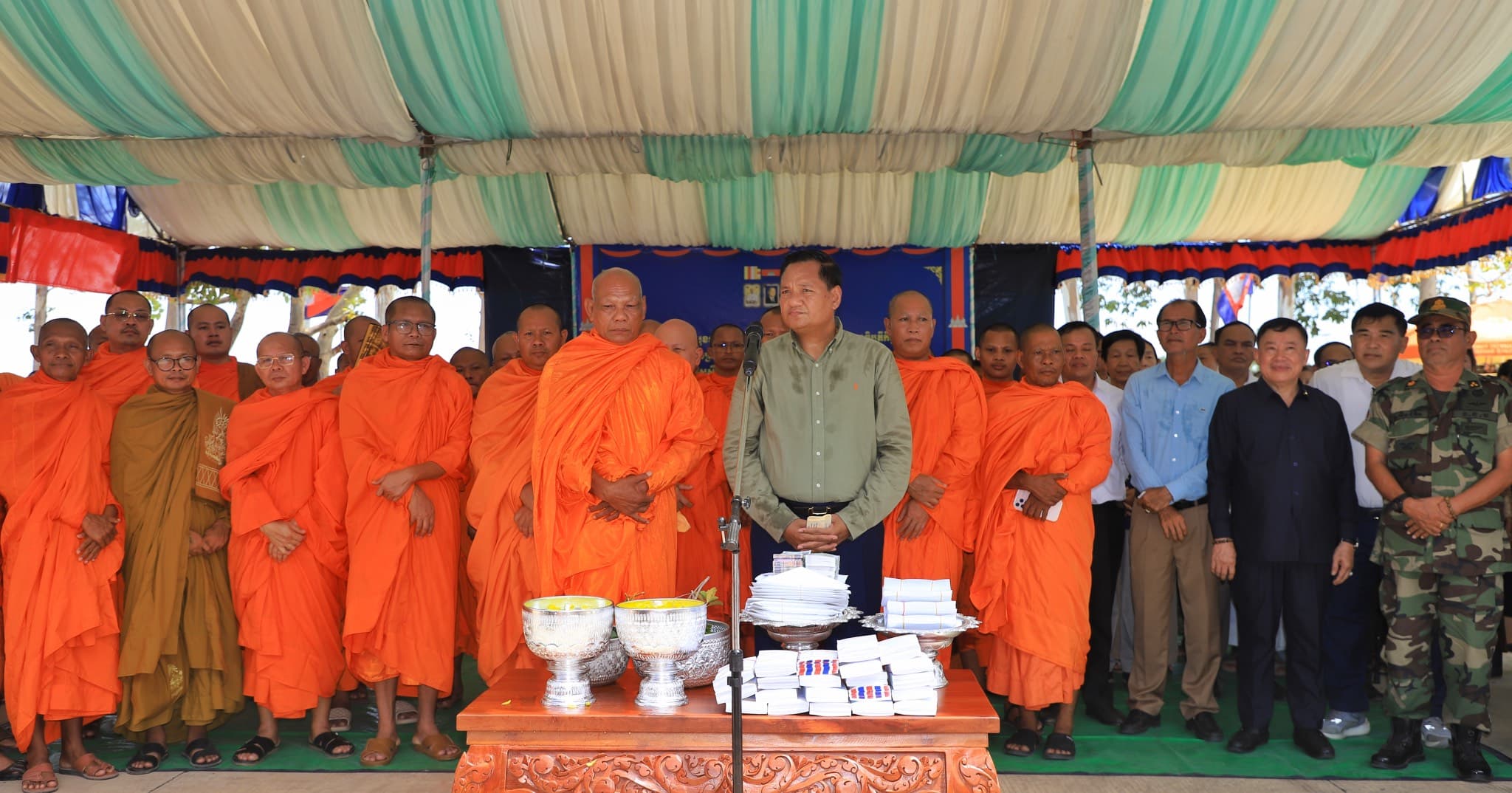 រដ្ឋបាលខេត្តឧត្ដរមានជ័យ បានរៀបចំពិធីសំណេះសំណាល សួរសុខទុក្ខ និងចែកអំណោយរបស់ សម្តេចព្រះមហាសុមេធាធិបតីកិត្តិបណ្ឌិត អំ លឹមហេង ជូនអតីតយុទ្ធជន និងនិវត្តជនកម្ពុជាខេត្តឧត្តរមានជ័យ ចំនួន១០០០គ្រួសារ។