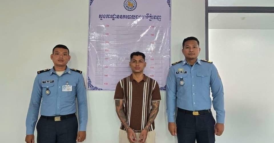 បុរសម្នាក់ ត្រូវបាននគរបាលឃាត់ខ្លួន បញ្ជូនទៅស្នងការដ្ឋាននគរបាលរាជធានីភ្នំពេញ ពាក់ព័ន្ធករណីវាយម្ចាស់រថយន្ត រងរបួស