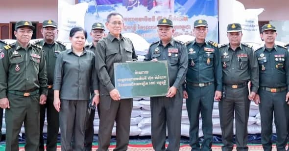 សម្តេចមហាបវរធិបតី ហ៊ុន ម៉ាណែត នាយករដ្ឋមន្ត្រី នៃព្រះរា ជាណាចក្រកម្ពុ ជា និងលោកជំទាវបណ្ឌិត ពេជ ចន្ទមុន្នី ផ្តល់អំណោយ អង្ករ និងគ្រឿងឧបភោគបរិភោគ ជូនតំបន់ប្រតិបត្តិ ការសឹករងរតនគិរី