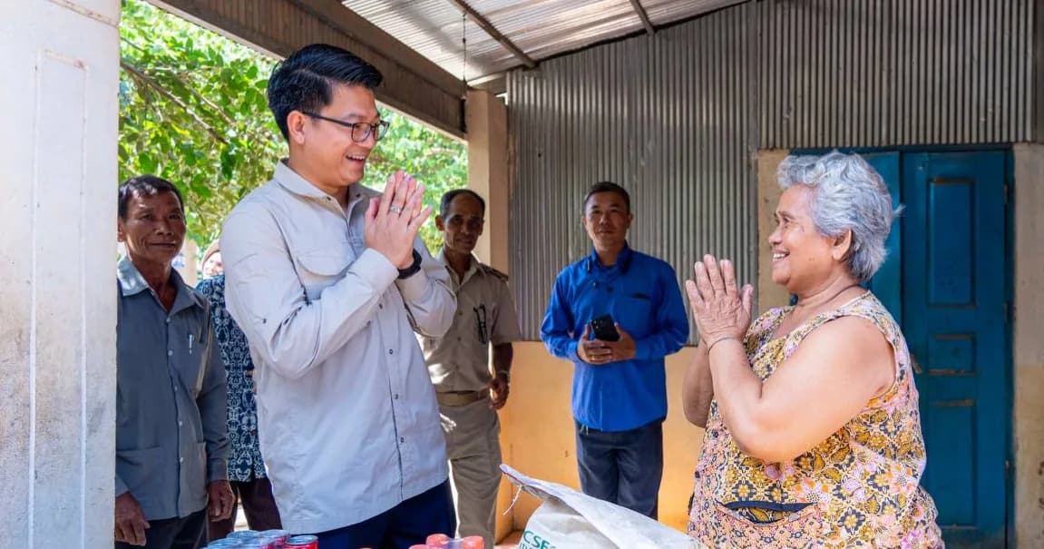 លោក សុវណ្ណ វិទិត្យា ប្រធានក្រុមការងារចុះមូលដ្ឋានភូមិ ចំនួន២នៃសង្កាត់អូរម៉ាល់ ក្រុងបាត់ដំបង ណែនាំឱ្យពលរដ្ឋសម្អាតអនាម័យបរិស្ថាន និងលុបបំបាត់ប្រភពជម្រកមូស ដើម្បីទប់ស្កាត់ជំងឺគ្រុនឈាម