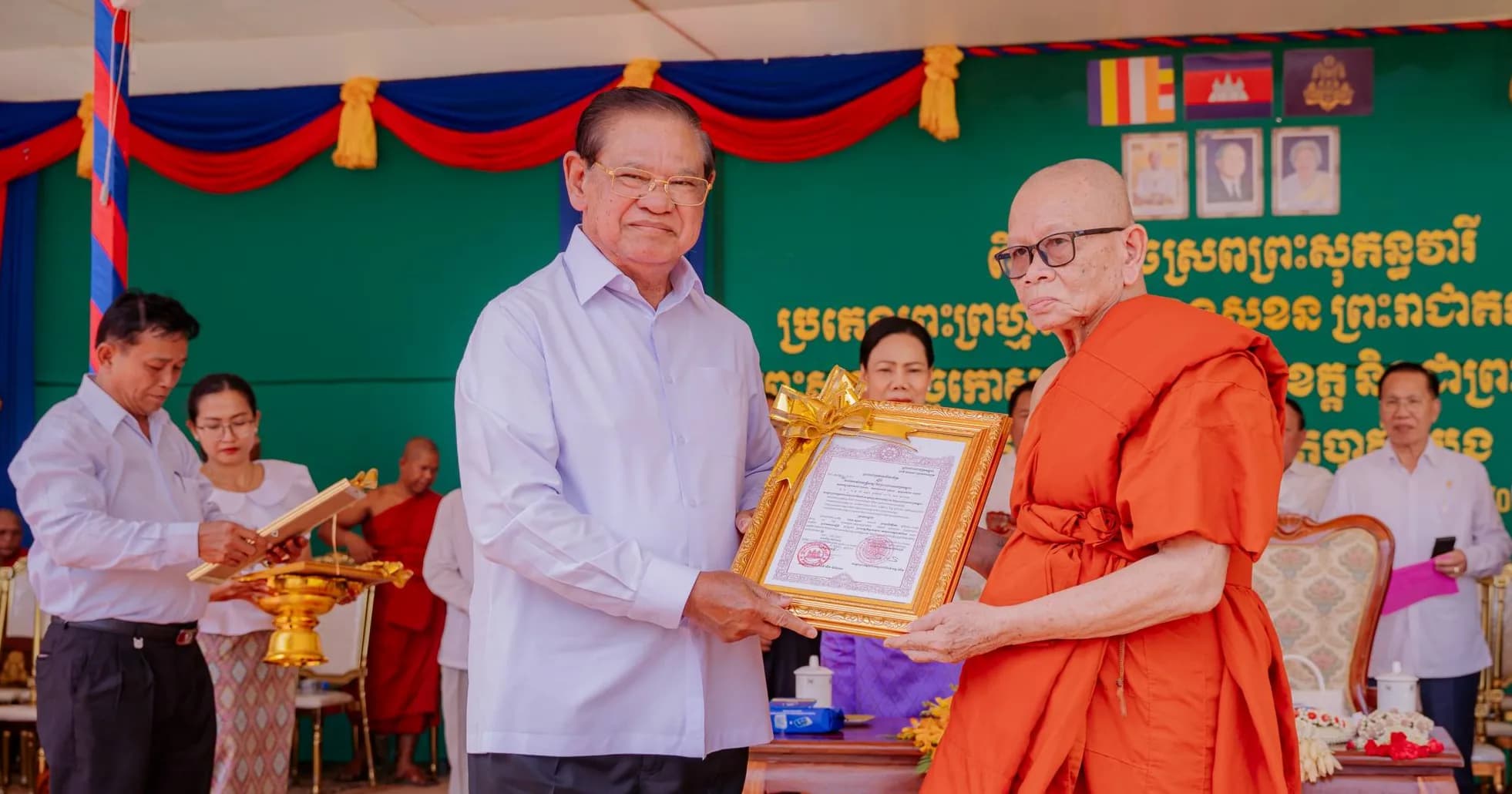ពិធីស្រោចព្រះសុគន្ធវារី ប្រគេនព្រះព្រហ្មសត្ថា ហេង សុខន ព្រះរាជាគណៈកិត្តិយស់ ព្រះសង្ឃកិច្ចកោសល ព្រះមេគណខេត្ត និងជាព្រះឧបជ្ឈាយ៍ខេត្ត និងព្រះមន្រ្តីសង្ឃខេត្តបាត់ដំបង ចំនួន៦ព្រះអង្គ