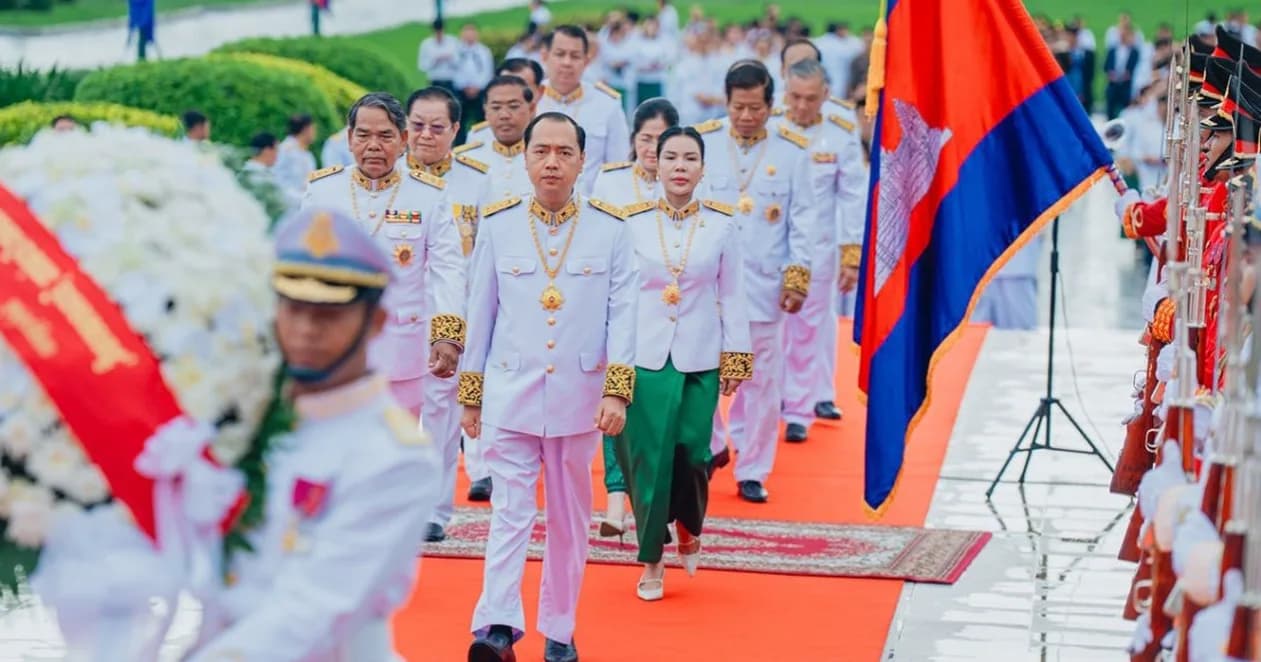 គណៈប្រតិភូក្រសួងព័ត៌មាន អញ្ជើញថ្វាយកម្រងផ្កាគោរពព្រះវិញ្ញាណក្ខន្ធ "ព្រះបរមរតនកោដ្ឋ"