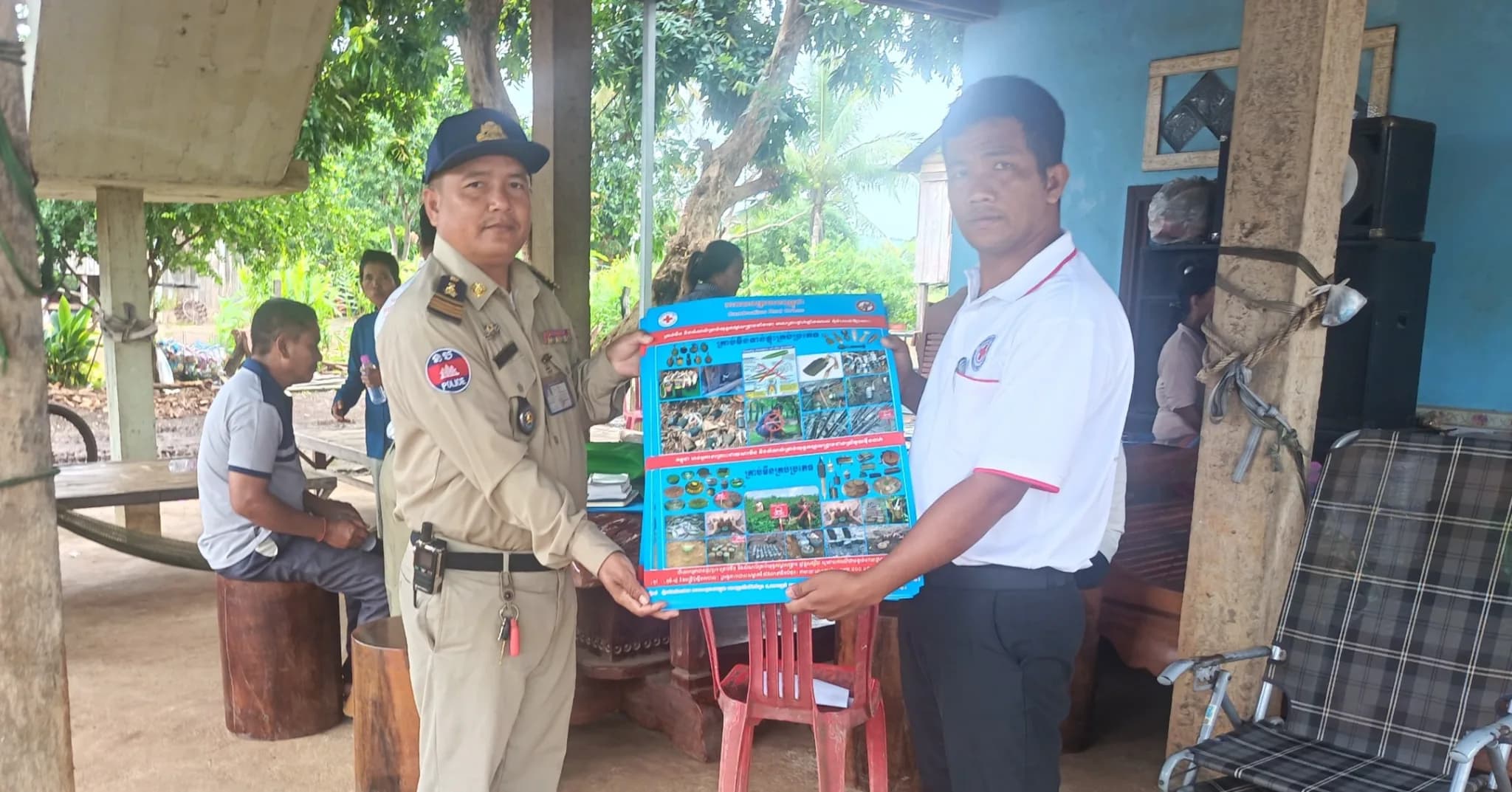 ប្រជាពលរដ្ឋរស់នៅស្រុកសំពៅលូន និងស្រុកសំឡូត បានទទួលវគ្គផ្សព្វផ្សាយ ស្តីពីហានិភ័យនៃយុទ្ធភណ្ឌមិនទាន់ផ្ទុះ ឥរិយាបថសុវត្ថិភាព និងការធ្វើចំណាកស្រុកប្រកបដោយសុវត្ថិភាព