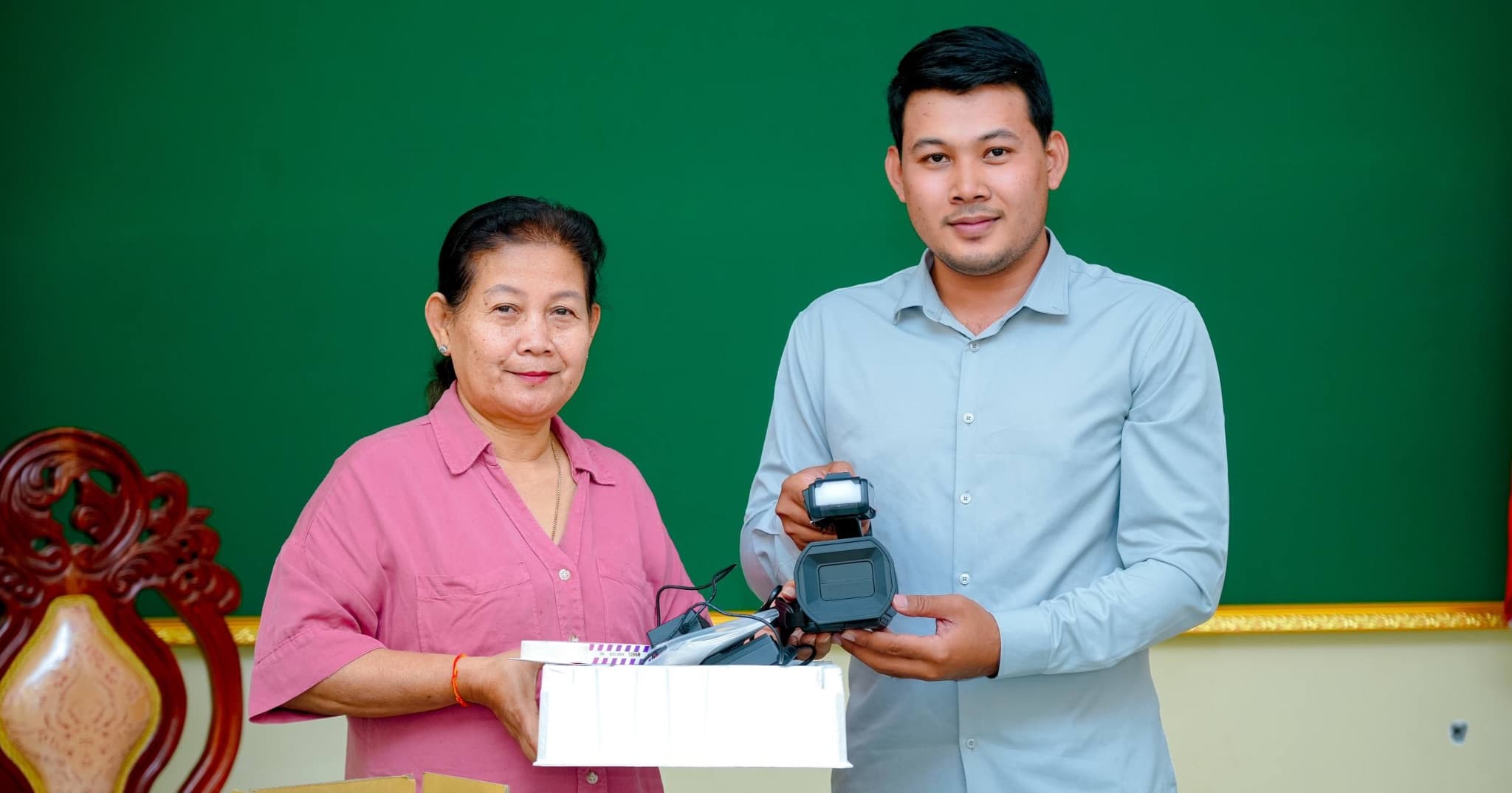 លោកស្រី សម ផល្លា ប្រគល់កាមេរ៉ាវីដេអូ ១គ្រឿងជាអំណោយរបស់ឯកឧត្តមរដ្ឋមន្ត្រី ជូនដល់មន្ត្រីការិយាល័យទូរទស្សន៍ជាតិខេត្តកំពង់ចាម