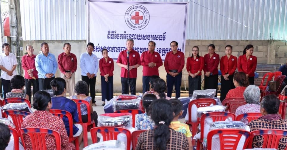 ប្រជាពលរដ្ឋរងគ្រោះដោយខ្យល់កន្រ្តាក់ ចំនួន ២០ គ្រួសារ ក្នុងស្រុកកណ្ដាលស្ទឹង ទទួលបានអំណោយមនុស្សធម៌ ពីសាខាកាកបាទក្រហមកម្ពុជាខេត្តកណ្ដាល