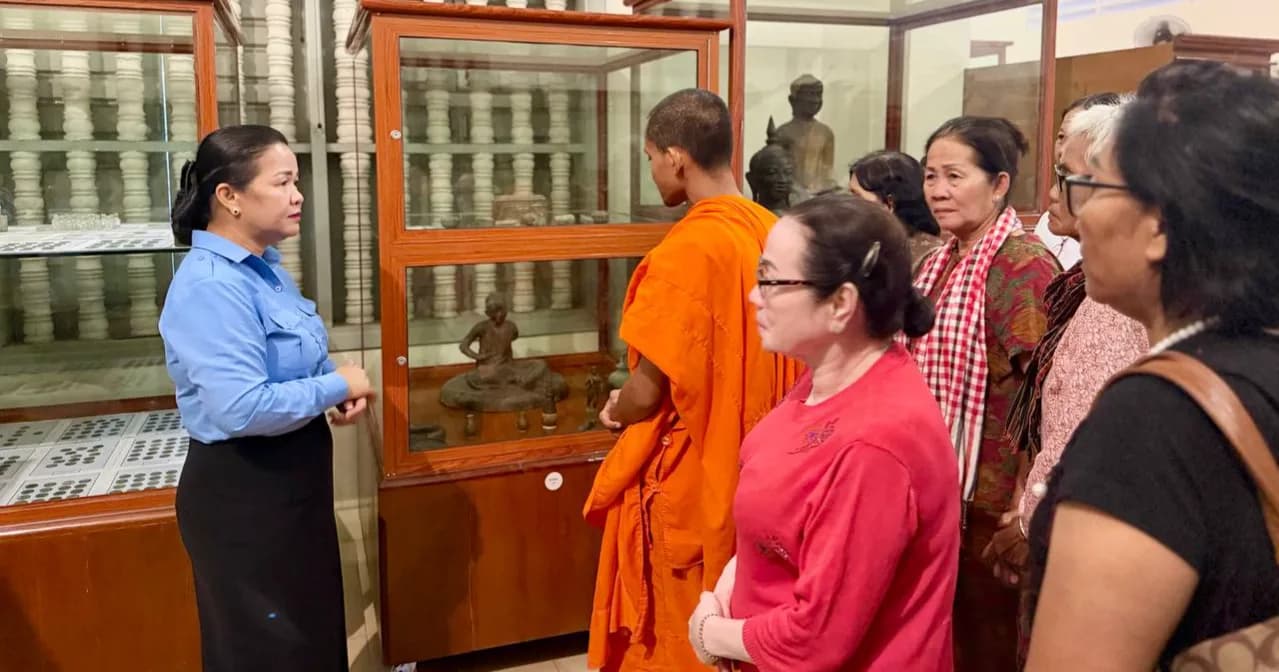 លោកស្រី ប៊ន សុភី ទទួលស្វាគមន៍ប្រតិភូប្រជាពលរដ្ឋខេត្តក្រចេះ មកទស្សនាសារមន្ទីរខេត្តកំពង់ឆ្នាំង